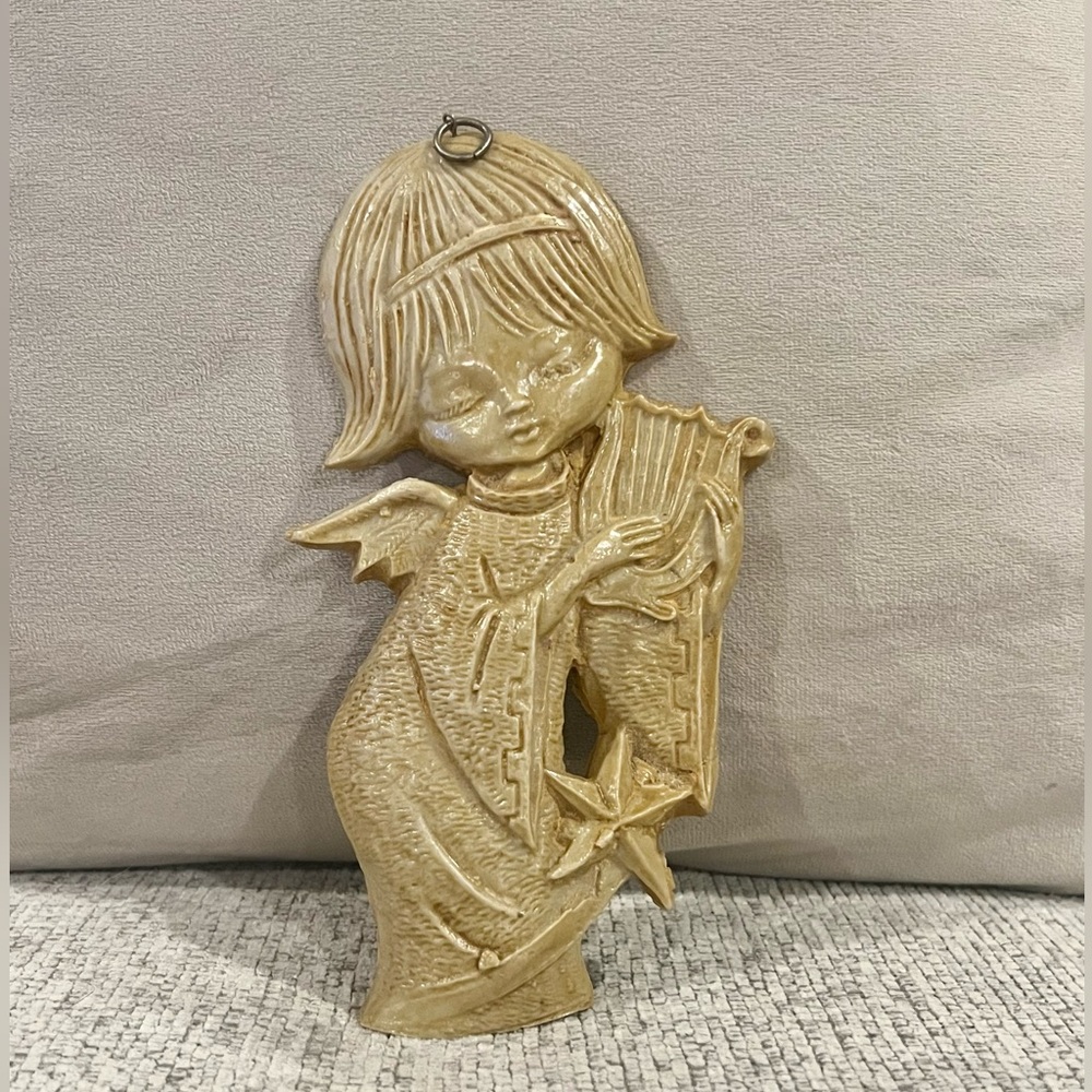 Vtg 1970s Kitschy Angel Wall Plaque Gold Cherub with Harp MCM Home Decor 7"